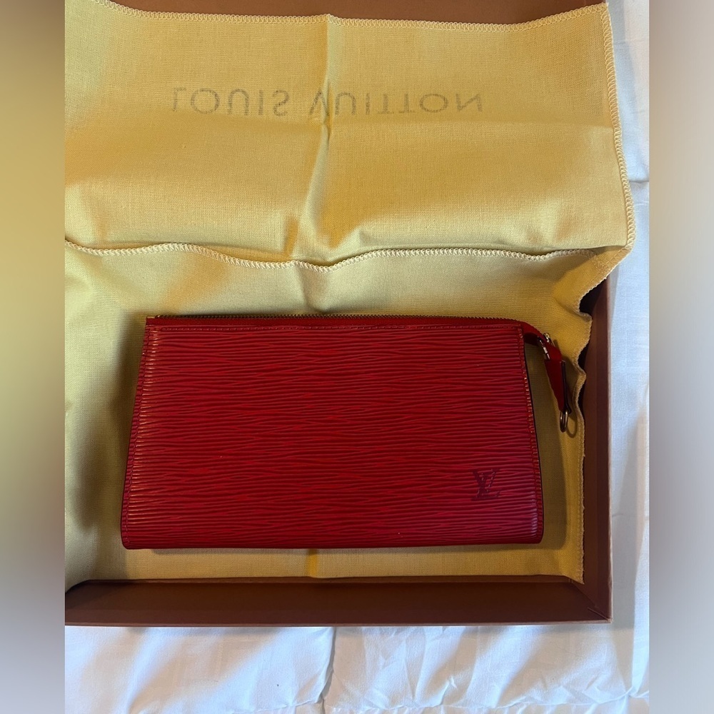 Louis Vuitton EPI Pochette AR0966 Crossbody Chain